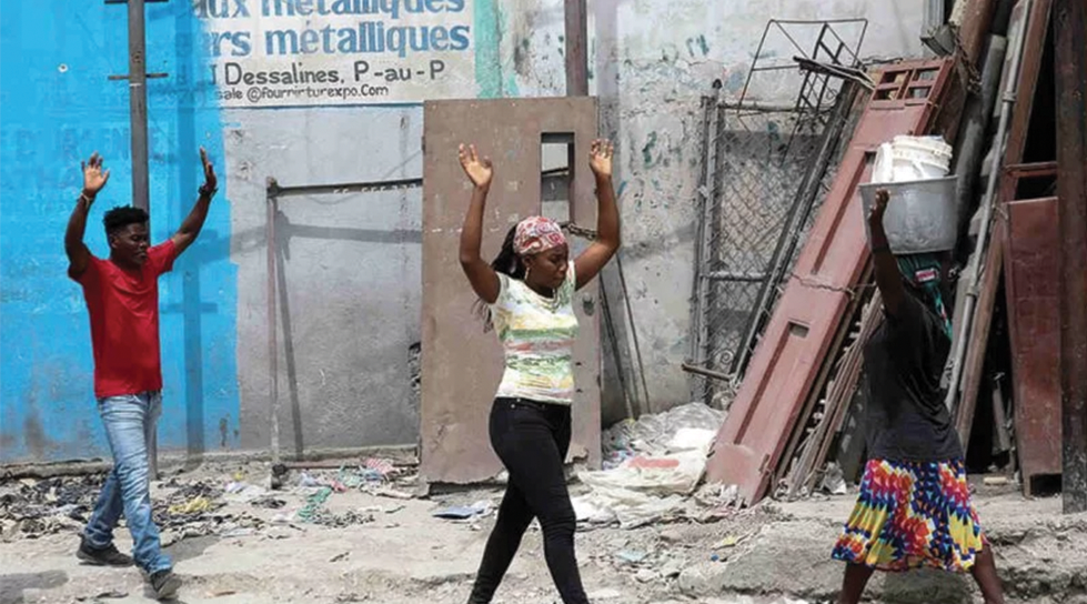 Des membres de la population continuent d'abandonner leurs maisons